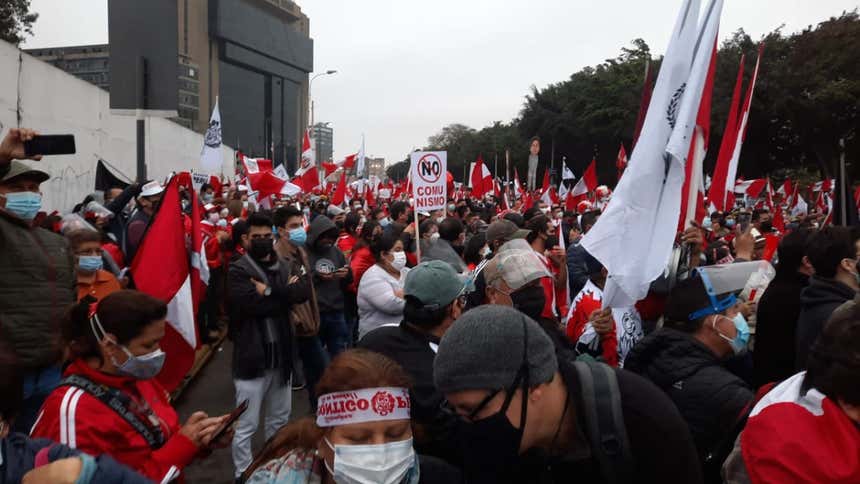 Grupos de personas marchan contra el gobierno de Pedro Castillo en las ...
