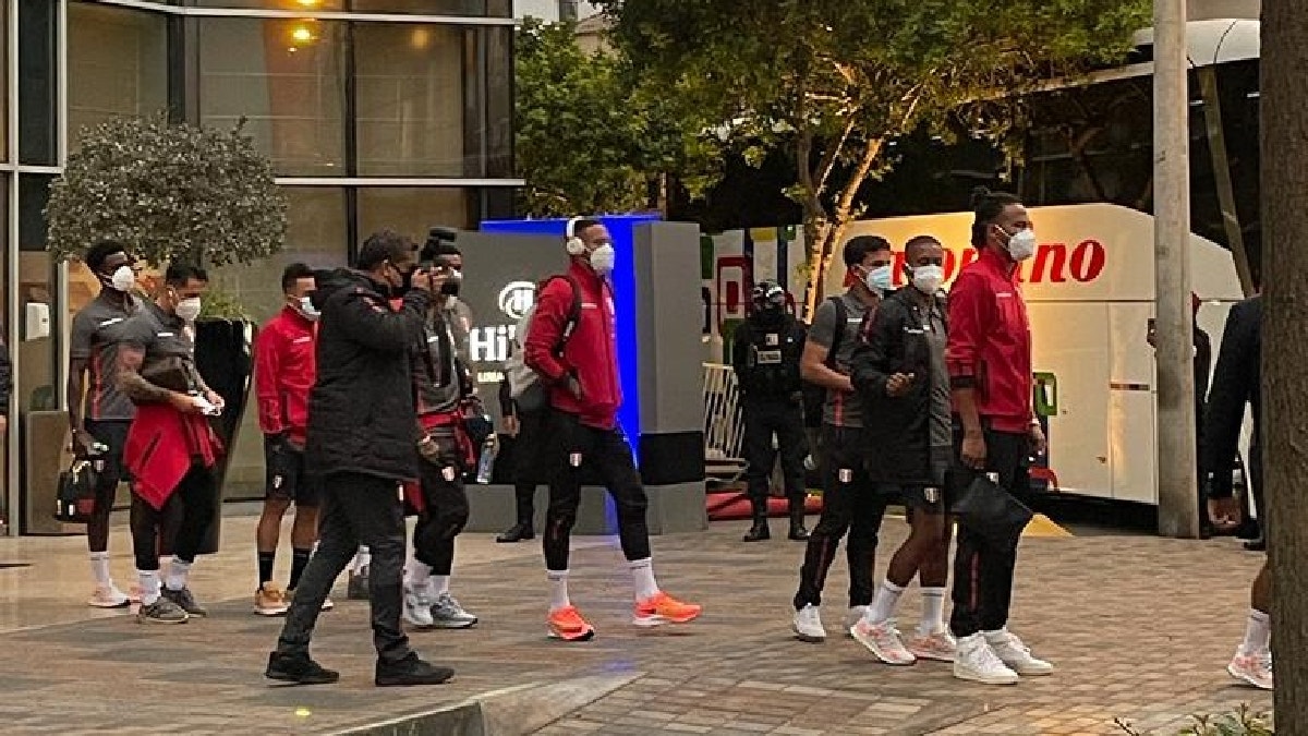 Con el apoyo de la 'Blanquirroja': así fue la salida de Perú al Estadio Nacional para partidazo ante Chile