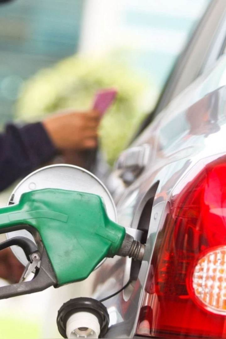 En alza: Preocupación entre conductores y taxistas por los altos precios de los combustibles