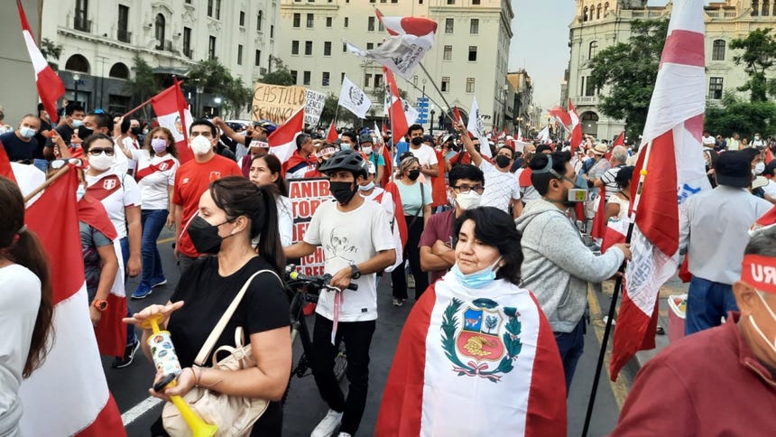 Pedro Castillo | Ciudadanos marchan por el centro de Lima contra el ...