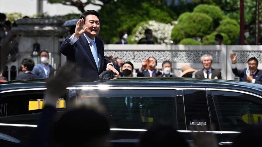 Los partidarios aplauden mientras el presidente de Corea del Sur, Yoon Suk-yeol, saluda desde su automóvil después de la ceremonia de toma de posesión en la Asamblea Nacional en Seúl