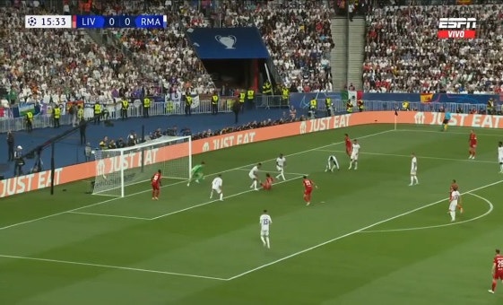 Jugada de peligro en Liverpool frente al Real Madrid.