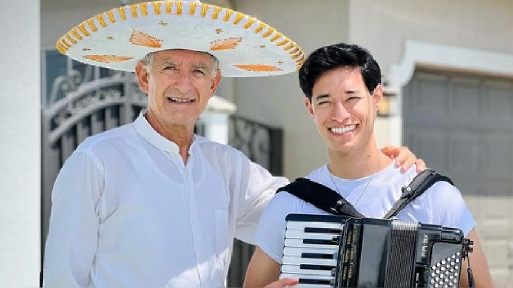 Antonio Succar trabaja como manager de Tony Succar y de su esposa Mimi.