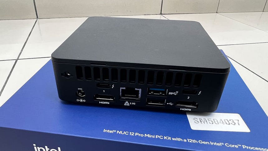 Buena cantidad de puertos en el NUC 12 Pro de Intel.