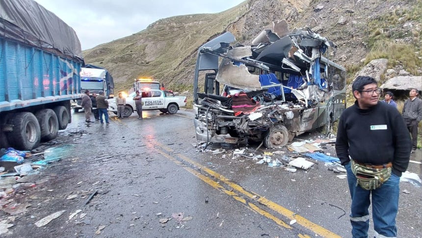 Junín: dos muertos y un herido deja choque entre bus y un camión en La ...
