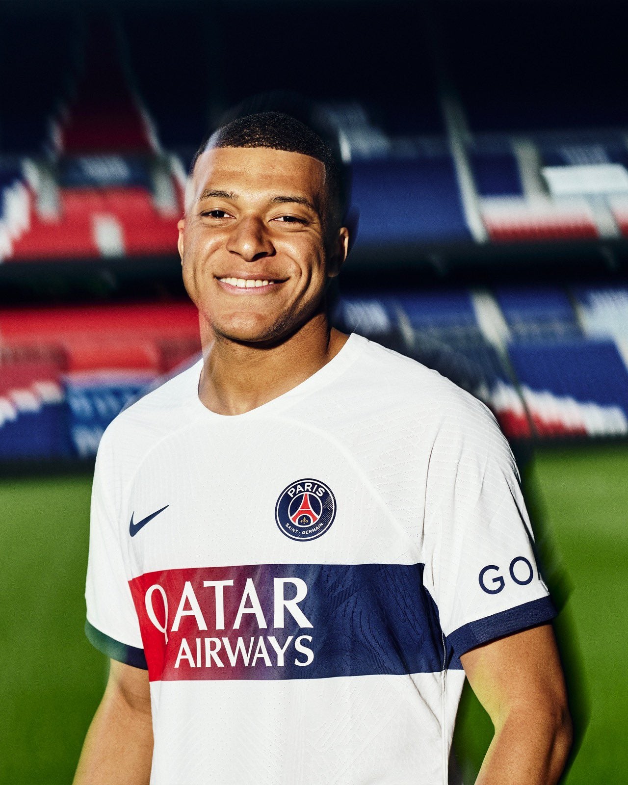 Kylian Mbapp Se Viste De Blanco Es La Figura De La Nueva Camiseta Del PSG