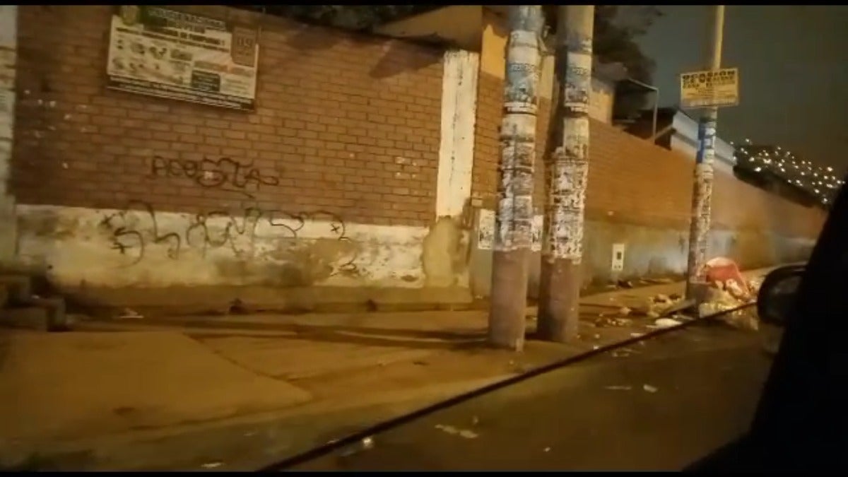 De noche, los alrededores del colegio lucen sucios y se evita caminar por la zona para evitar ser asaltado