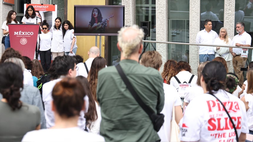 Carolina Castañeda y Francisco Javier Sánchez, padres de la desaparecida María Fernanda Sánchez, asisten a una vigilia en Berlín, cuando se buscaba a la joven mexicana desaparecida.