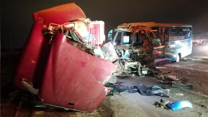 Áncash: violento choque entre un bus y un tráiler deja más de 10 ...