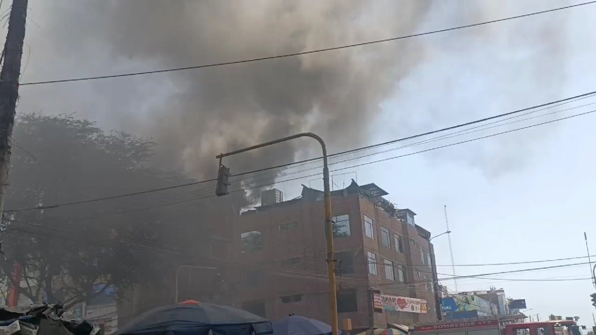 Incendio causa daños materiales en galería comercial de Trujillo