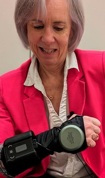 Parkinson: el guante que logra frenar los temblores de la enfermedad