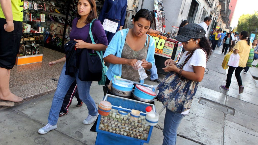 Perú mantiene una de las tasas de informalidad laboral más altas de América Latina, según la OIT 3 INEI: El empleo informal en el Perú afecta más a las mujeres ¿A qué se debe esta situación?