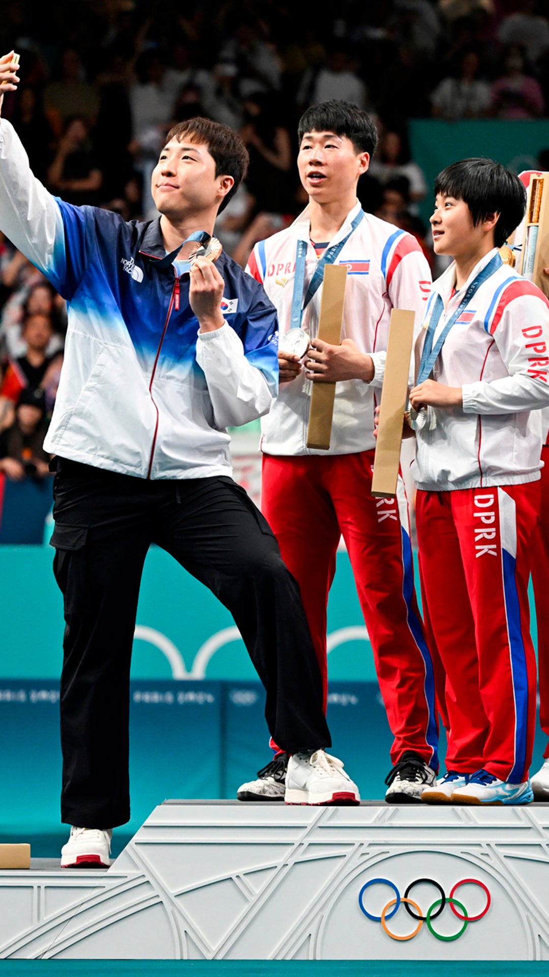 Surcoreanos y norcoreanos en selfi viral