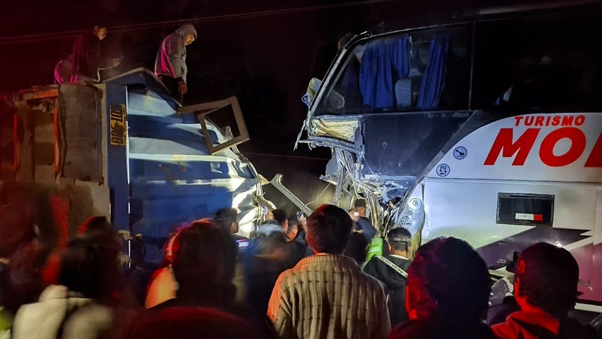 Ica: Dos fallecidos y cinco heridos deja choque entre tráiler y bus ...