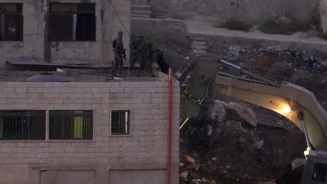 Acusan a soldados de Israel de arrojar cadáveres de palestinos desde el ...