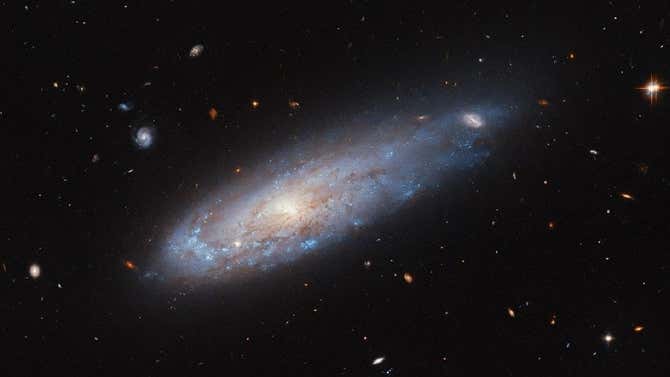 El telescopio Hubble capta una galaxia que parece una 'bala de cañón ...