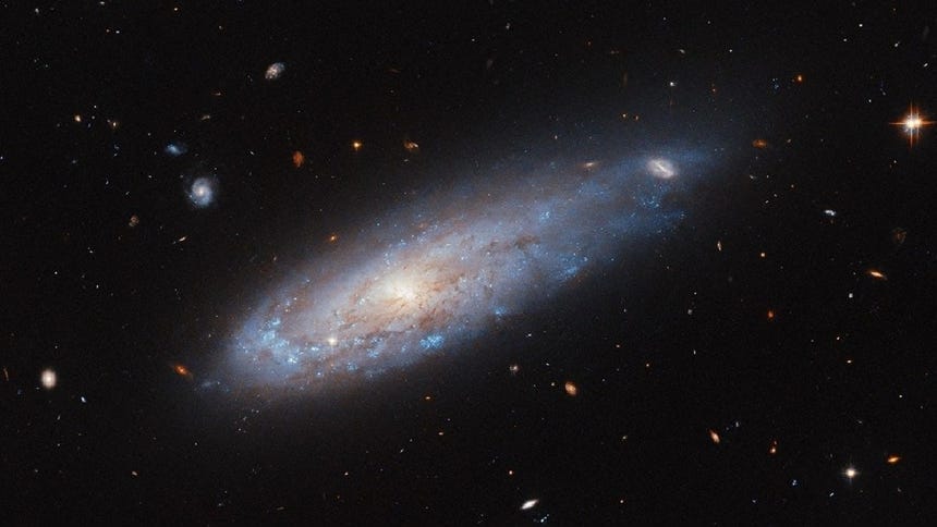El telescopio Hubble capta una galaxia que parece una 'bala de cañón ...