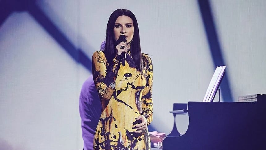 Laura Pausini también rindió un homenaje a la fallecida cantante mexicana Paquita la del Barrio.