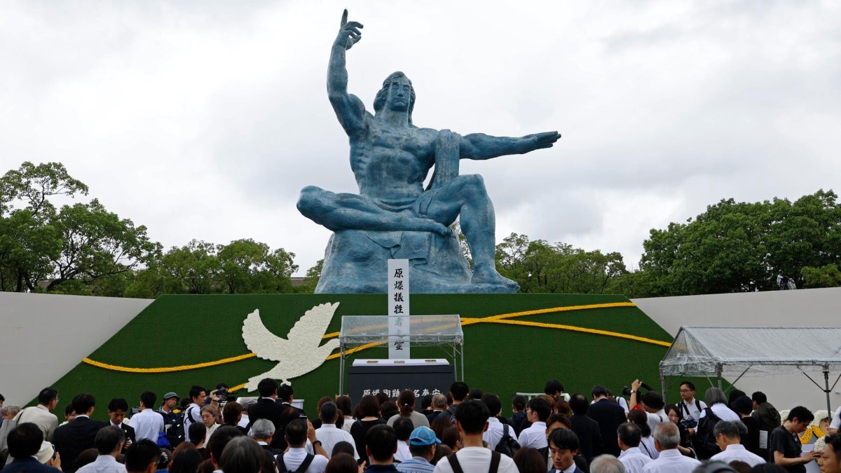 a gente se reúne ante la Estatua de la Paz tras la 80.ª Ceremonia de la Paz de Nagasaki en el Parque de la Paz de Nagasaki, en el suroeste de Japón, el 9 de agosto de 2025.
