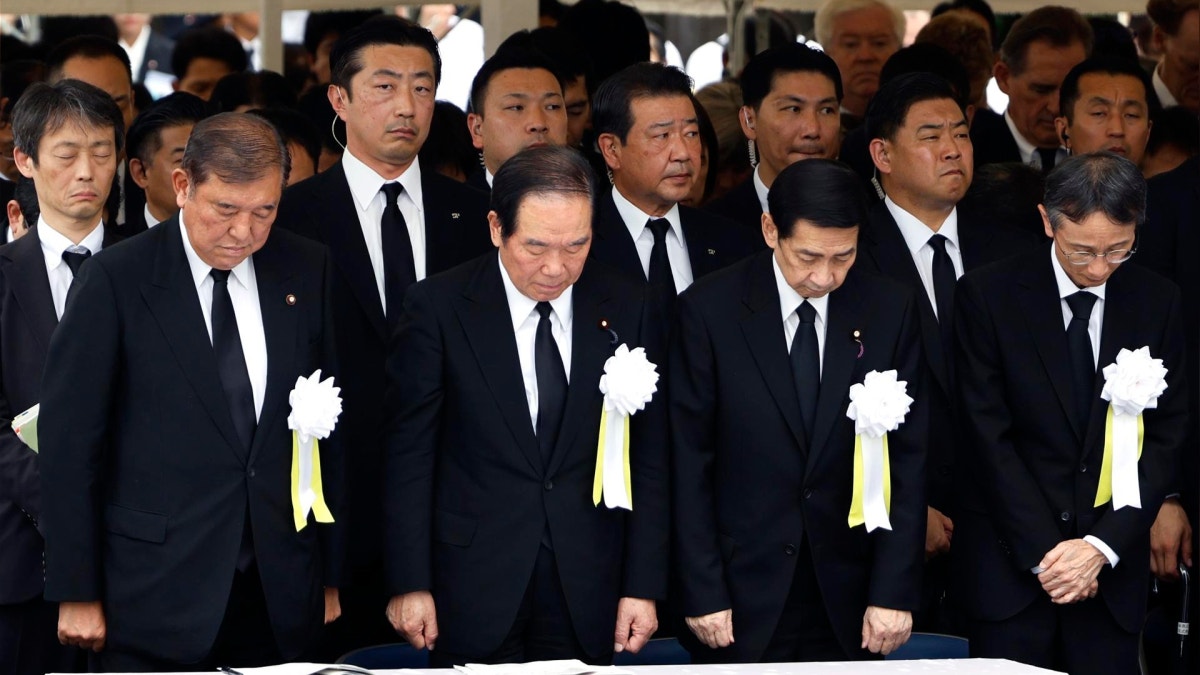 El primer ministro japonés, Shigeru Ishiba (delante a la izquierda), y otros funcionarios guardan un minuto de silencio por las víctimas del bombardeo atómico durante la 80.ª Ceremonia por la Paz de Nagasaki, celebrada en el Parque de la Paz de Nagasaki, en el suroeste de Japón, el 9 de agosto de 2025.