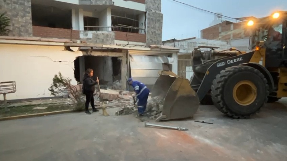 Maquinaria y personal de la municipalidad realizan las labores de limpieza. 