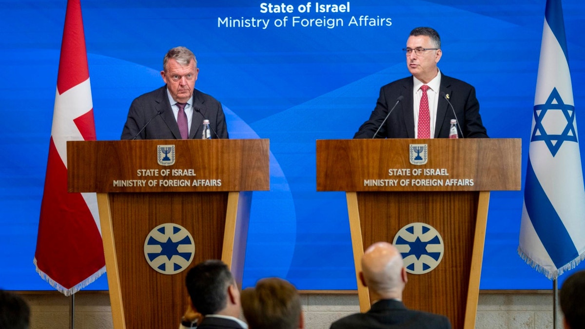 El jefe de la diplomacia israelí Gideon Saar (derecha) toma la palabra durante un pronunciamiento conjunto, mientras lo observa el canciller danés Lars Loekke Rasmussen.