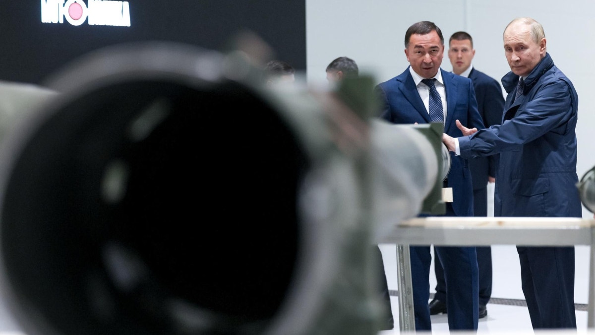 Vladímir Putin visitó fábrica de artillería rusa en medio de denuncia de Estonia por incursión de cazas rusos en su espacio aéreo