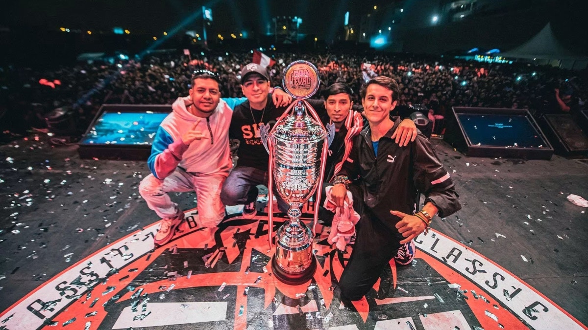 “¿Nos van a ganar? Bienvenidos a Perú, el nuevo campeón mundial”: Jaze, Choque y Nekroos celebrando el título en el God Level 2019. 