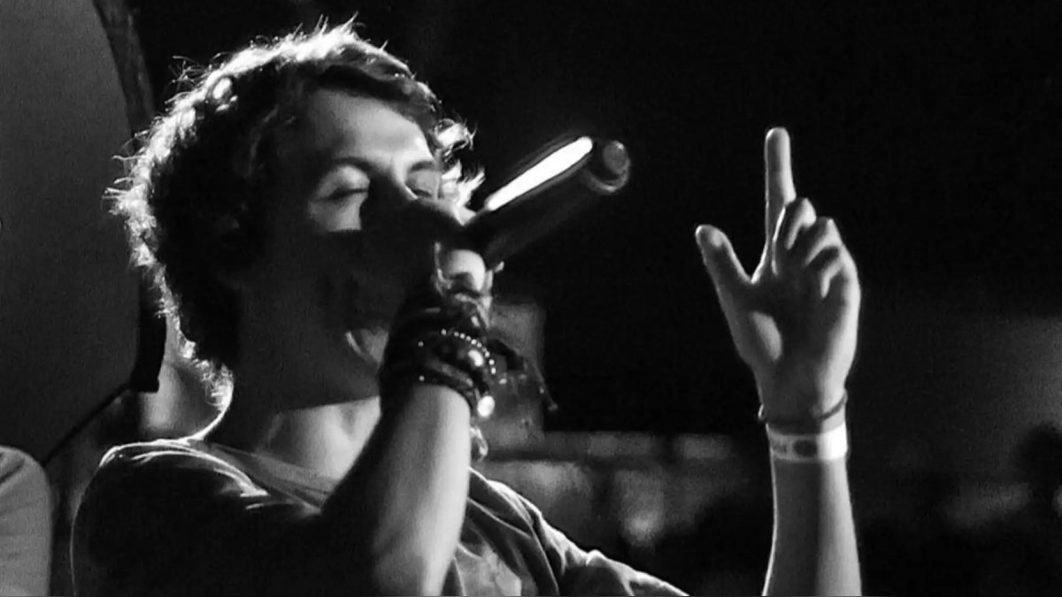 Su discografía incluye tres álbumes: “El Documento” (2019), “Toy Lokazo” (2021) y su más reciente producción, “Quizá no es para tanto” (2025), con el que actualmente realiza su gira internacional.