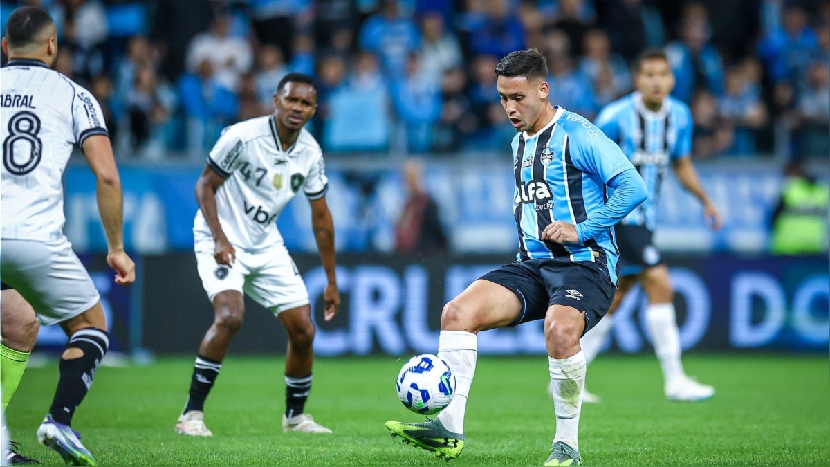 Gremio, con Erick Noriega, derrotó 3-1 a Vitória en Porto Alegre por fecha 25 del Brasileirao