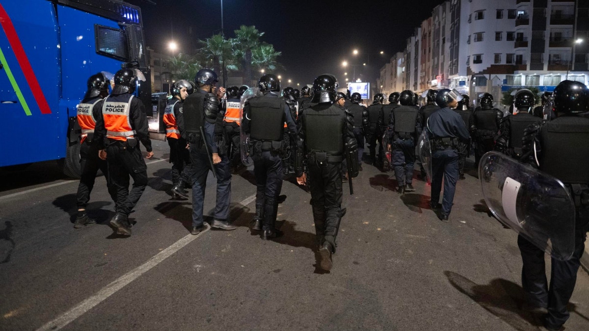 Fuerzas de seugridad fueron desplegadas en la ciudad de Salé, Marruecos, para hacer frente a las protestas juveniles. 