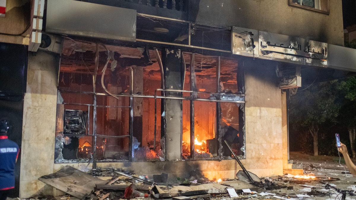 Las instalaciones de un banco se incendia durante las protestas en Salé. 