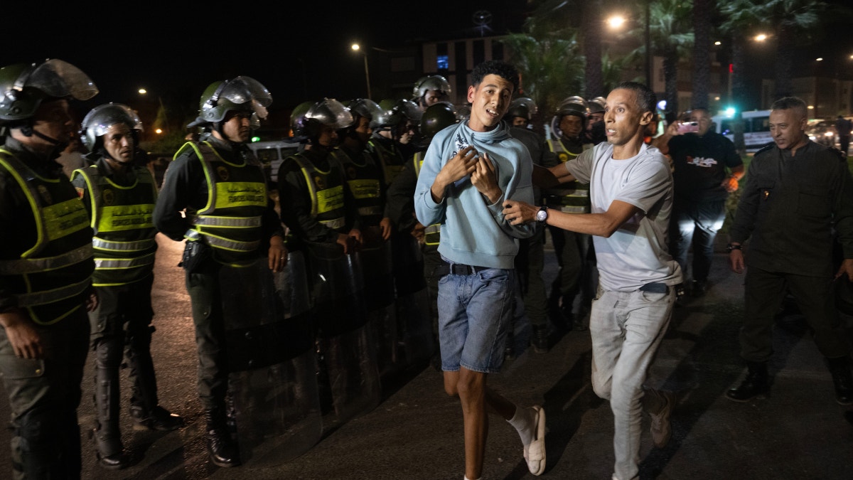 Un manifestante es detenido durante la en la ciudad marroquí de Salé.