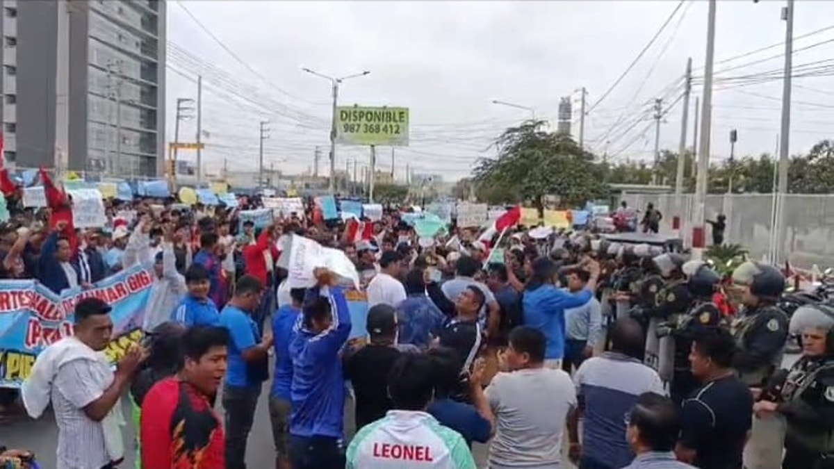 Pescadores de pota de San José, Talara, Paita, Mancora, Sechura, Pucusana, Chimbote, Salaverry, se unieron en un solo reclamo para exigir sus demandas al ejecutivo.
