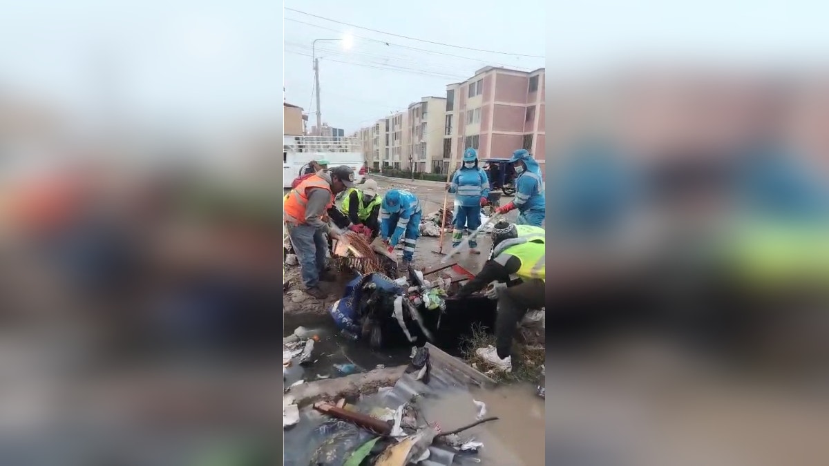 Acequia COIS obstruida con electrodomésticos, sacos de basura, rocas, entre otros desechos