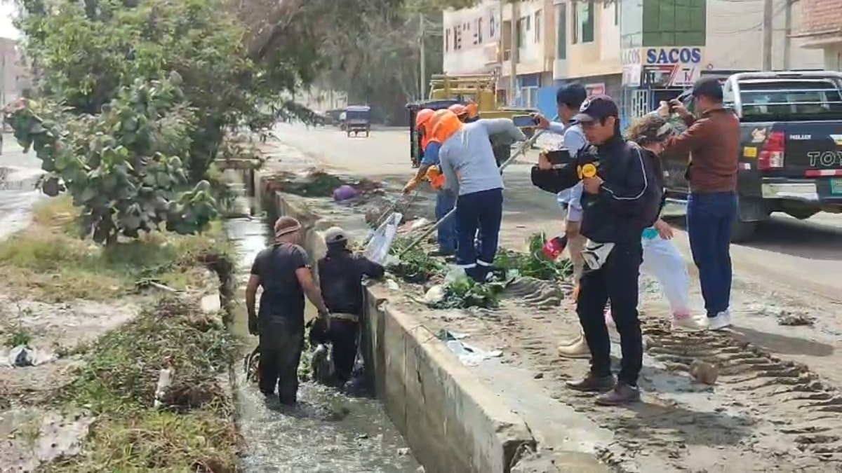Acequia COIS obstruida con electrodomésticos, sacos de basura, rocas, entre otros desechos