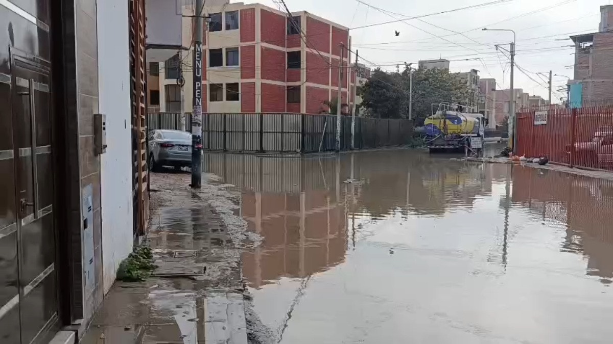 Acequia COIS obstruida con electrodomésticos, sacos de basura, rocas, entre otros desechos
