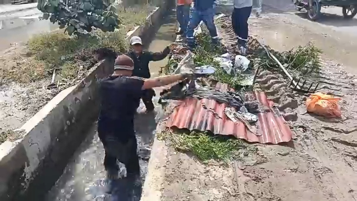 Acequia COIS obstruida con electrodomésticos, sacos de basura, rocas, entre otros desechos