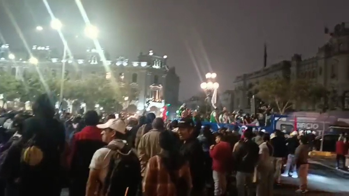 Aldo Carlos Mariños: Manifestantes lanzan botellas y critican al alcalde de Pataz por reunirse con el presidente José Jerí 