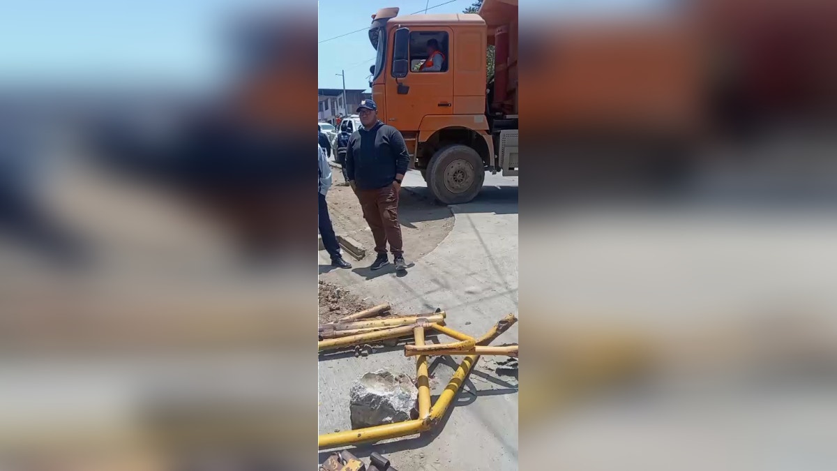 Vecinos se muestran molestos por caída de tranqueras. 