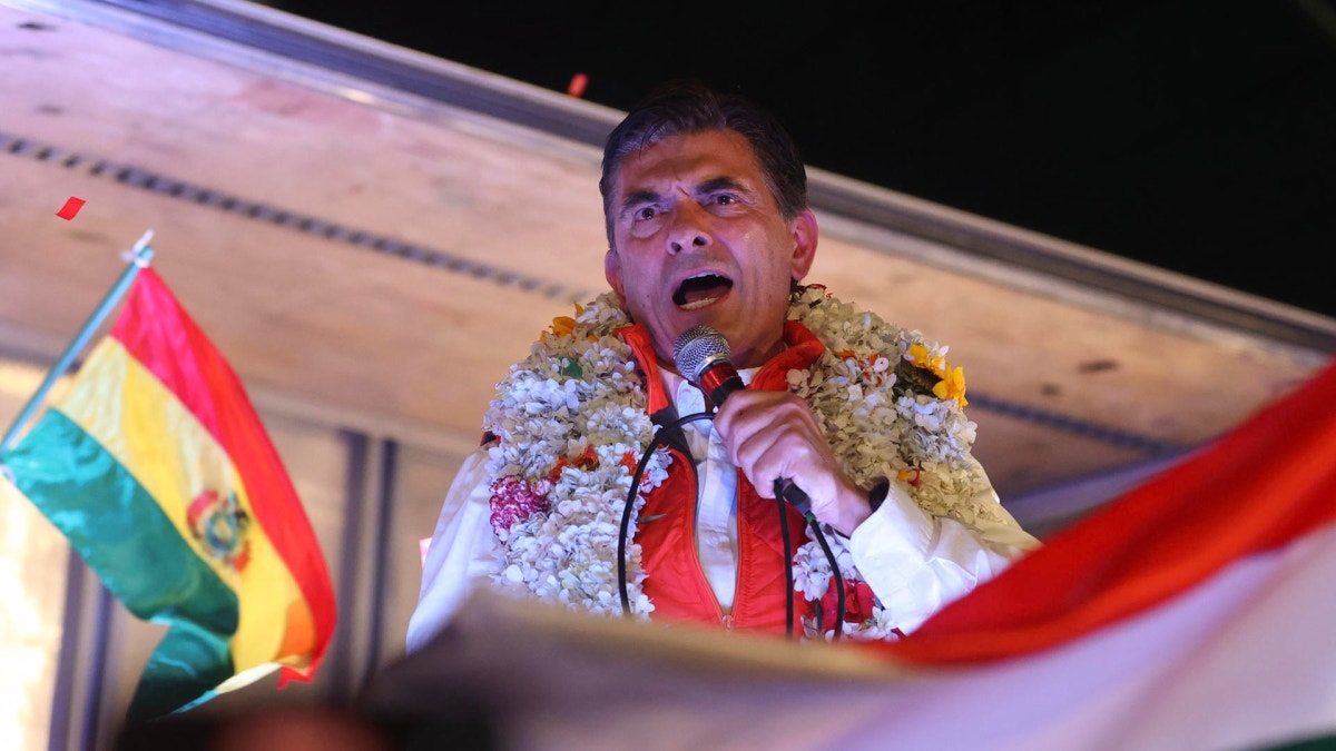 El senador centrista Rodrigo Paz Pereira pronuncia un discurso este domingo, en La Paz (Bolivia). 