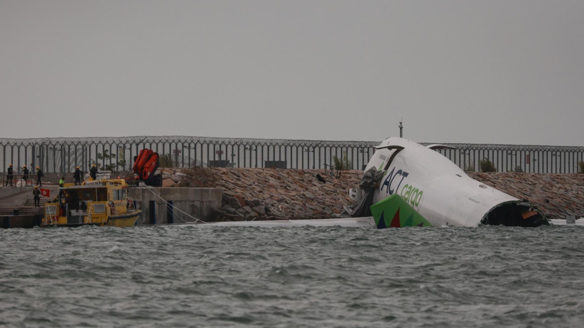 Los dos trabajadores que se encontraban en el vehículo fueron hallados por los equipos de rescate marítimo.