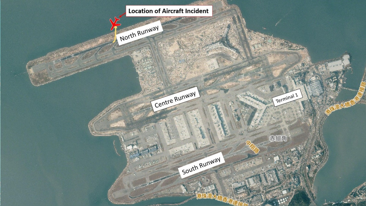 Dos operarios fallecieron este lunes cuando un avión de carga procedente de Dubái se salió de la nueva pista del Aeropuerto Internacional de Hong Kong y colisionó contra un vehículo de servicio antes de caer al mar. El accidente se registró hacia las 3:50 de la madrugada (21:50 GMT del domingo) y afectó al vuelo EK9788 de Emirates SkyCargo, operado por la aerolínea turca Air ACT Cargo, con un Boeing 747‑481 (BDSF) de matrícula TC‑ACF que procedía del aeropuerto Al Maktoum (DWC) en Dubái