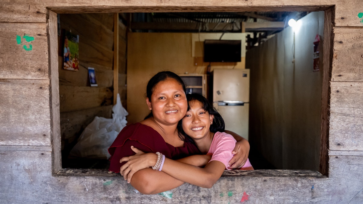 Génesis (12) y su mamá, beneficiarias del proyecto 'Crianza con Ternura', para cerrar ciclos de violencia intergeneracional en Punchana, Loreto. En alianza con Fundación FC Barcelona y World Vision.
