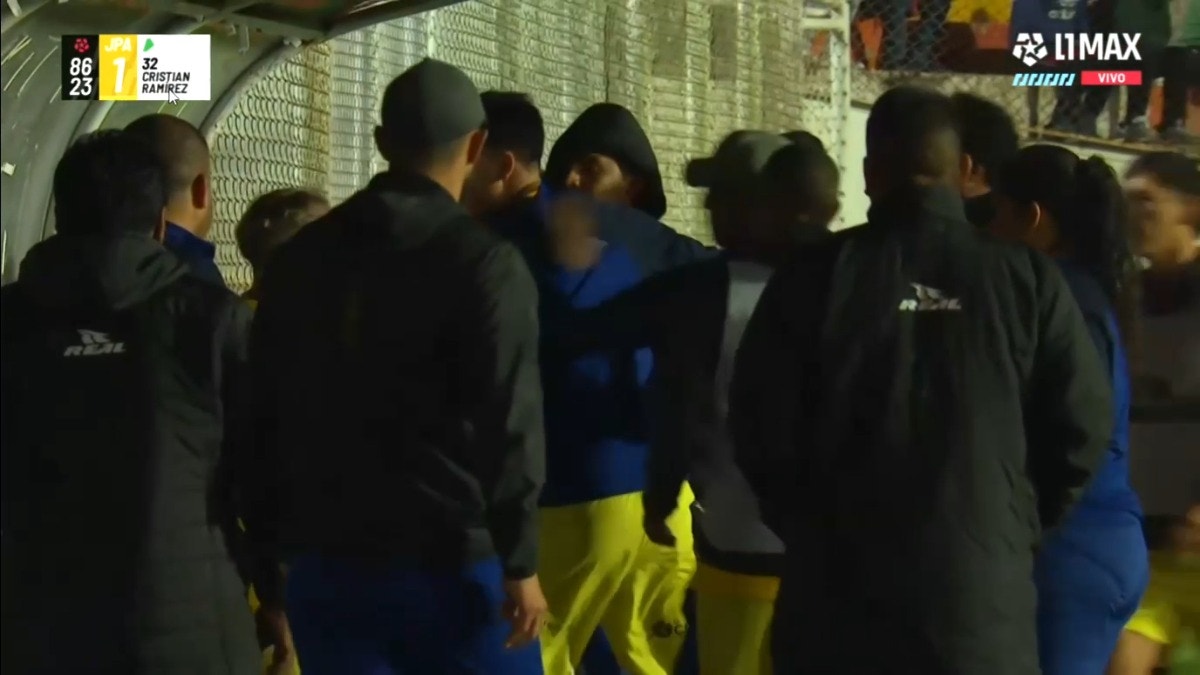 Santiago Acasiete se pelea con jugador Cristhian Tizón