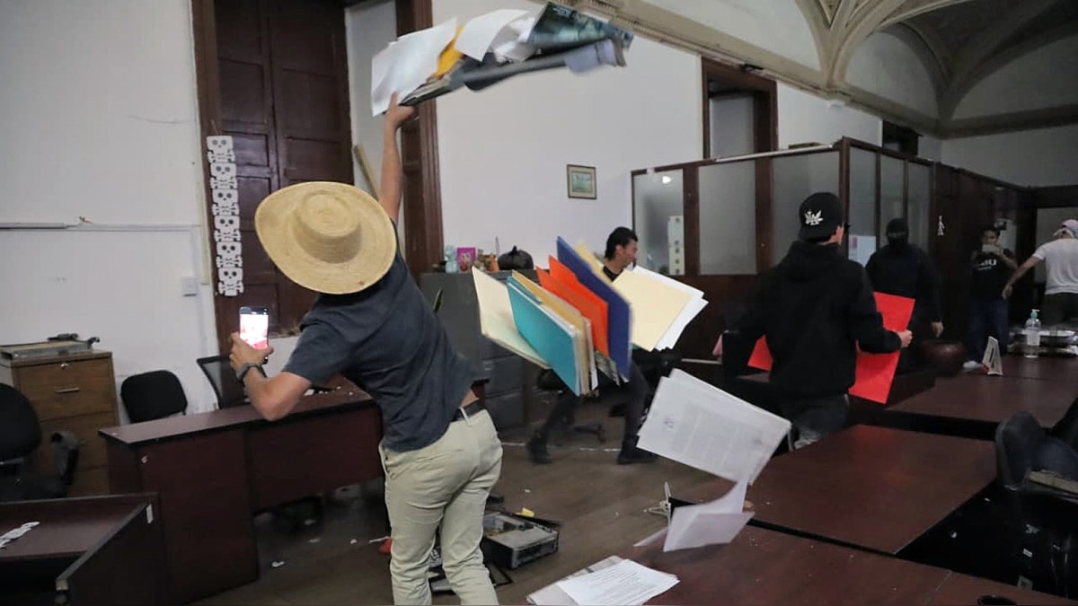 Personas causan destrozos al interior del Palacio de Gobierno durante una manifestación el domingo 2 de noviembre en Morelia, capital de Michoacán, en protesta contra el asesinato del alcalde Carlos Manzo. 