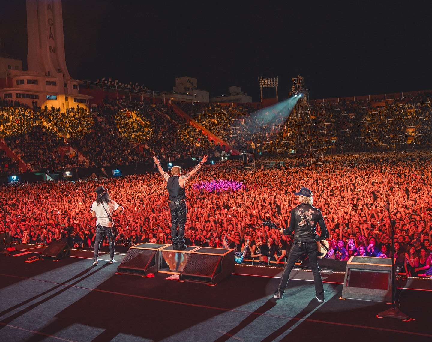 La banda nacional Amén calentará el ambiente antes de Guns N' Roses, con una actuación enérgica desde las 6:50 p.m.
