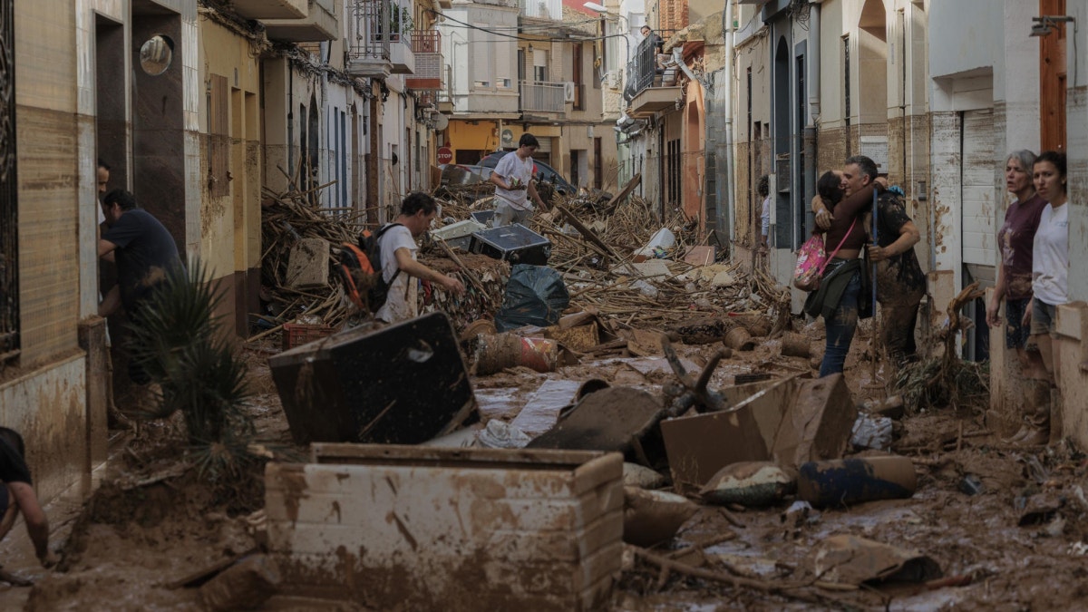 Varias personas trabajan en las labores de limpieza y desescombro en Paiporta, el 31/10/2024. La dana del 29 de octubre de 2024 dejó 229 fallecidos, 2.641 heridos y casi 18.000 millones de euros en daños económicos.