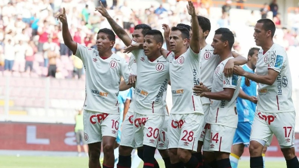 Miguel Trauco en su paso en Univesitario. Aquí con Edison Flores, Hernán Rengifo, Raúl Ruidíaz, Diego Guastavino y Braynner García.
