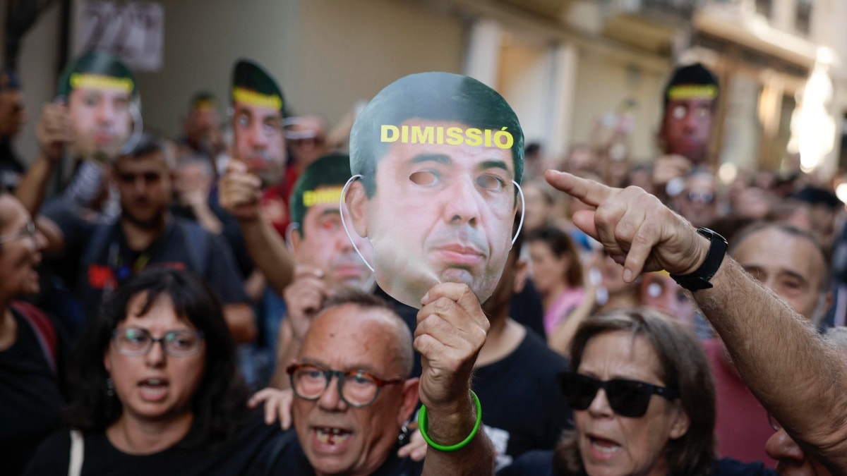 Varios centenares de personas se han desplazado en una manifestación al restaurante El Ventorro de Valencia, donde el 29 de octubre de 2024 comió el president de la Generalitat, Carlos Mazón, para denunciar lo que entienden que fue una grave “negligencia criminal” tras participar en el acto de denuncia y homenaje a las víctimas de la dana en el que 229 mantas térmicas tapizan la plaza de la Virgen en memoria de las víctimas de la dana. 